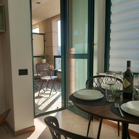 Appartamento Bilocale Con Terrazzo E Box Auto Su Richiesta Côme Esterno foto