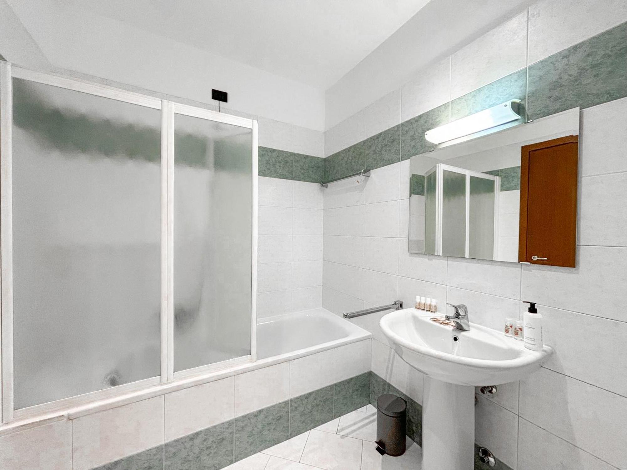 Appartamento Bilocale Con Terrazzo E Box Auto Su Richiesta Côme Esterno foto