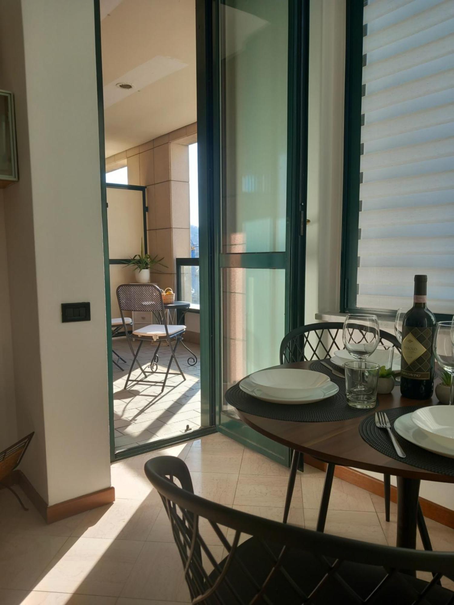Appartamento Bilocale Con Terrazzo E Box Auto Su Richiesta Côme Esterno foto